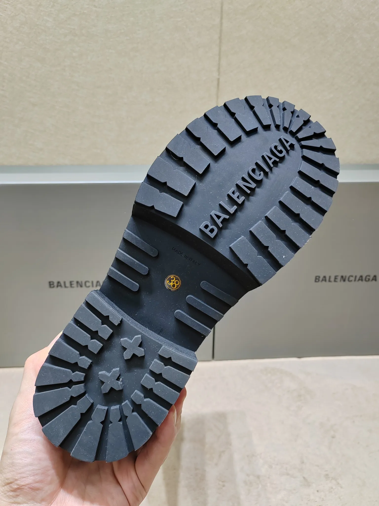 👟👟Ex-factory price 1020👟👟 Balenciaga Balenciaga 25FWVenom Couple Style High Boots Mid-calf boots Please look for the high version. This design is unique with straps and belt elements as highlights. Not only can the boots be firmly attached to the foot, but the tightness can also be adjusted at will. In terms of details, the brand's iconic distressed hardware is used throughout. Cleverly creating a retro wear effect, highlighting individual attitude and matching with thick toothed rubber soles, it not only ensures wearing comfort, but also strengthens the overall sense of fashion and recognition. Venom high boots are undoubtedly a fashion item not to be missed this season. They will add unique charm to fashion lovers' outfits and lead a new round of fashion. Boot height is 270mm. The upper layer of cowhide is distressed. The lining is water-dyed cowhide. Outsole height is 5CM. Original open-molded leather welt combination outsole. Size: 35-40 (custom-made size 40 cannot be returned or exchanged)